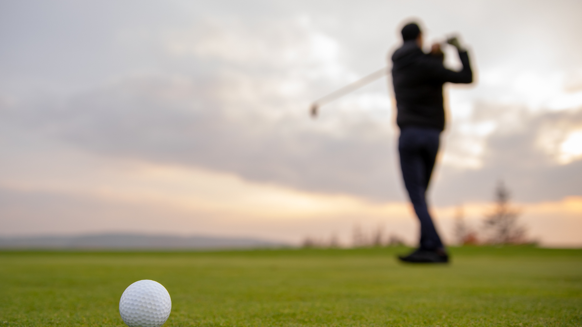 Golfeur en plein swing au coucher de soleil, Marrakech